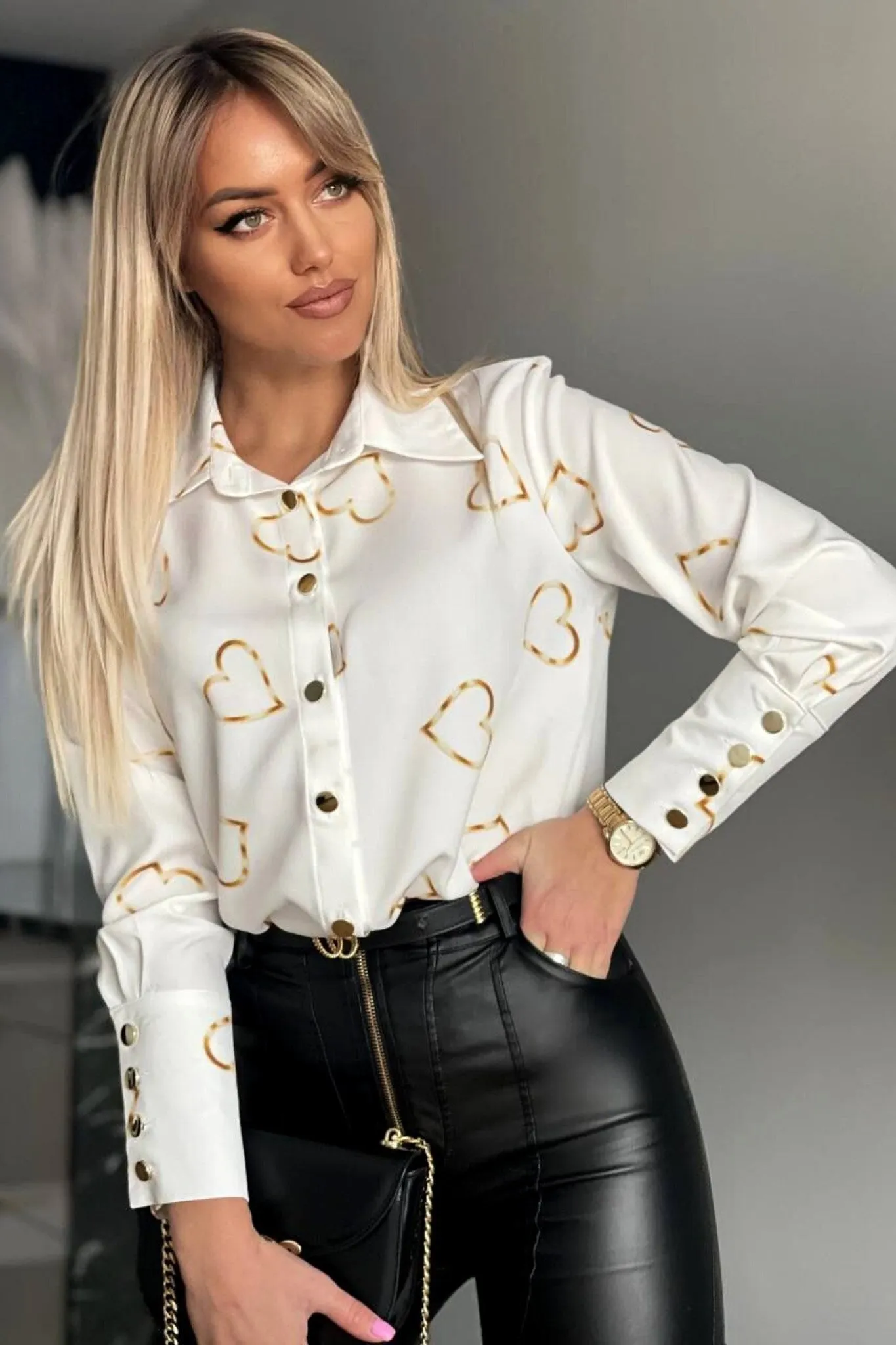 Camicia elegante bianca a stampa cuori dorati con bottoni dorati