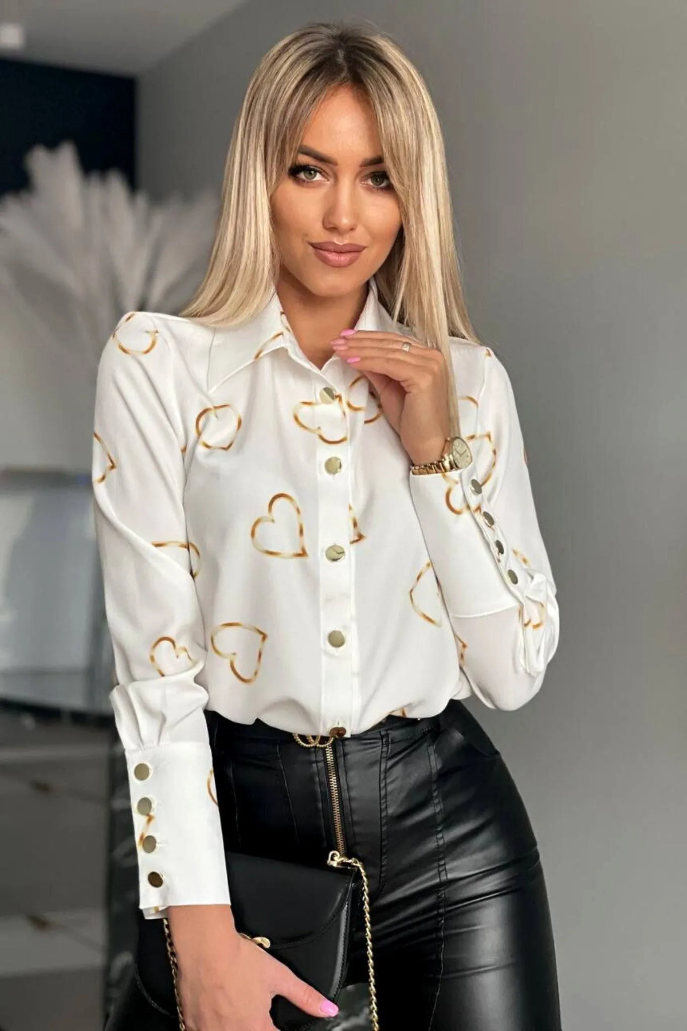 Camicia elegante bianca a stampa cuori dorati con bottoni dorati