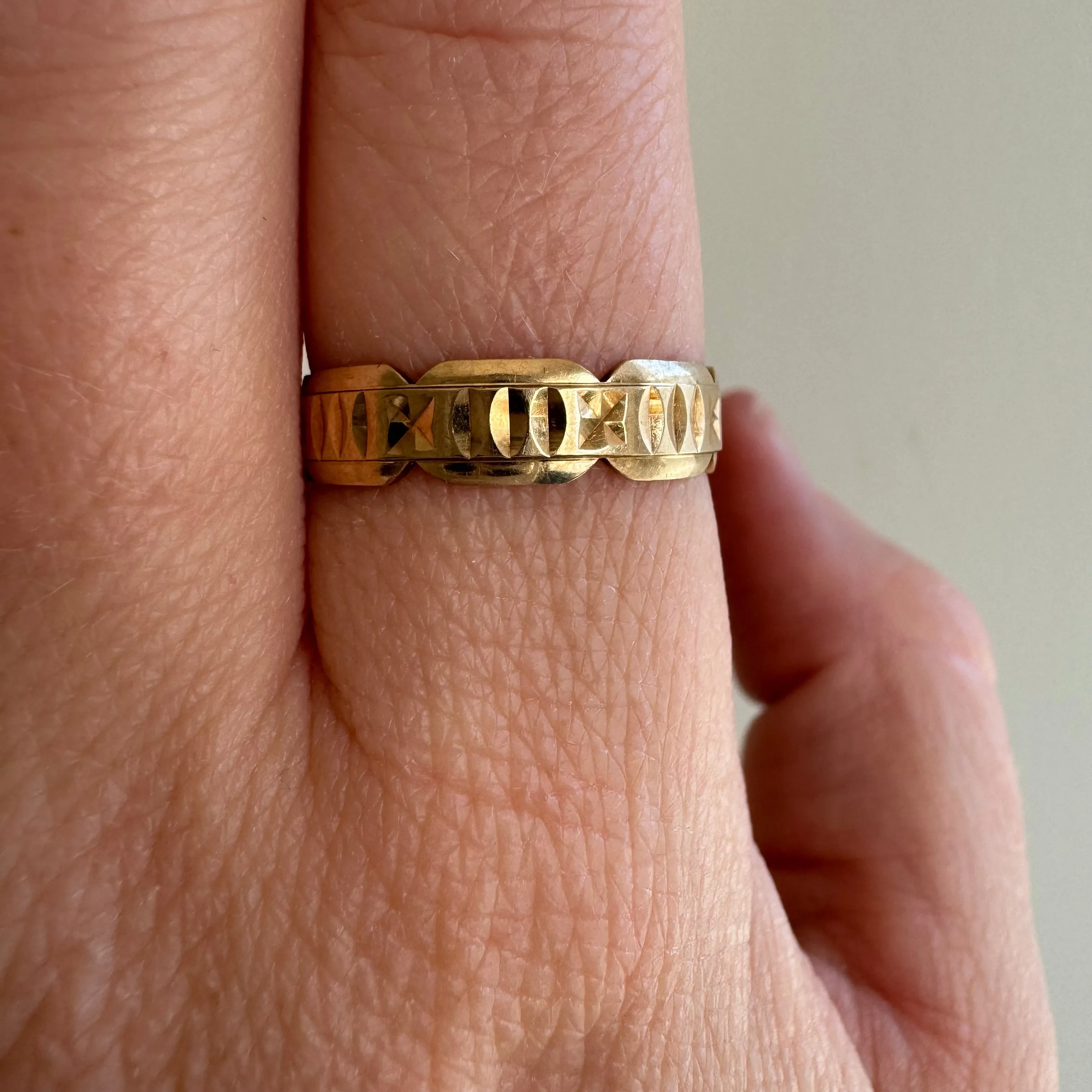 V I N T A G E // ode to victorian / 9k yellow gold scalloped eternity band / size 7-7.5 